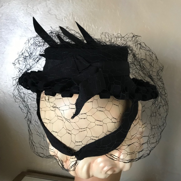 RARE 1930s' BLACK FELT TILT HAT WITH 2 LACQUERED "BIRDS", STRAP & LARGE. VEIL - Picture 9 of 16